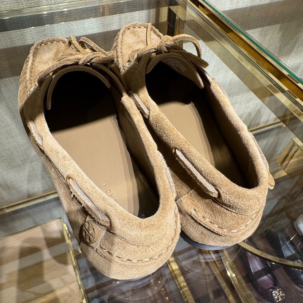 Tory Burch Chelsea Mini Boat Suede Signature Leather Logo Shoe - Picture 3 of 4